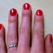 Vernis semi-permanent rouge sur ongles court + motifs