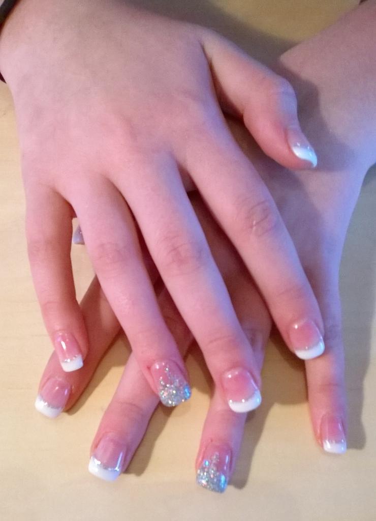 Gel sur ongles naturels avec french + Paillettes