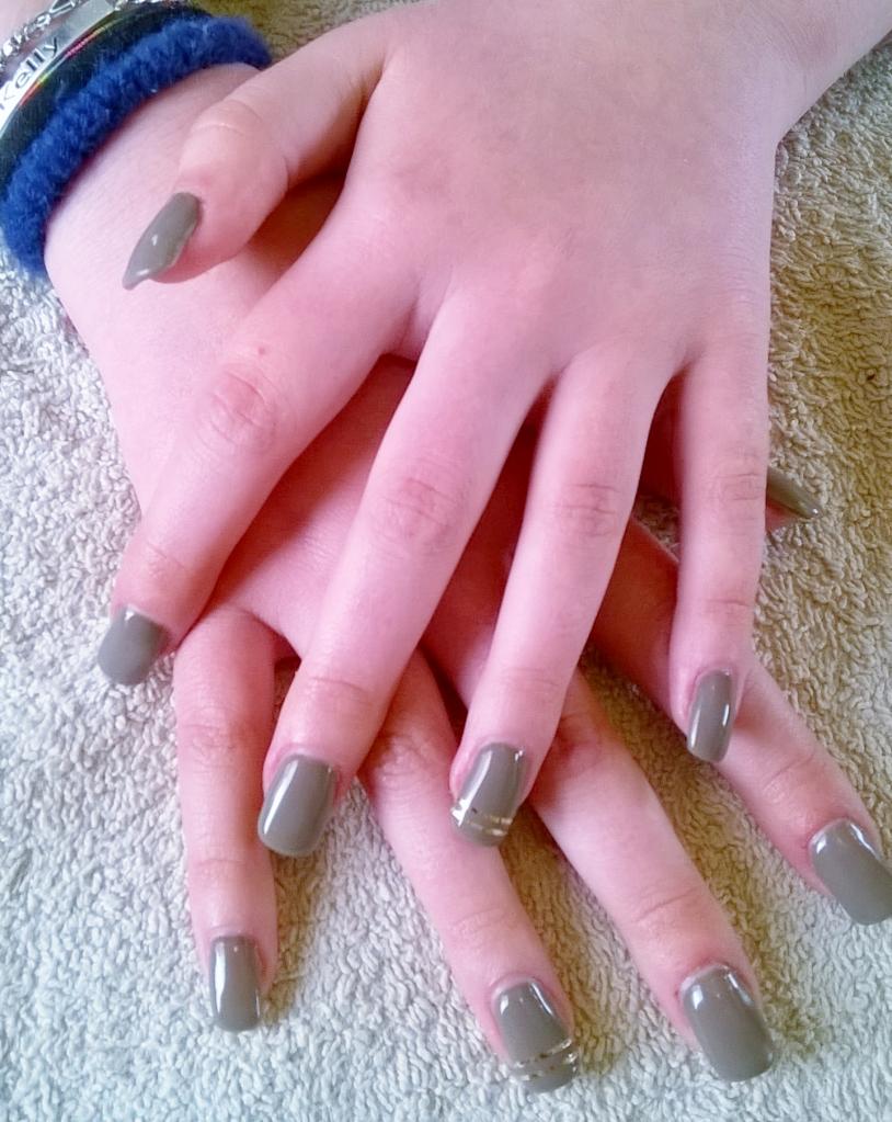 Capsules + gel couleur taupe + fil d'or 1